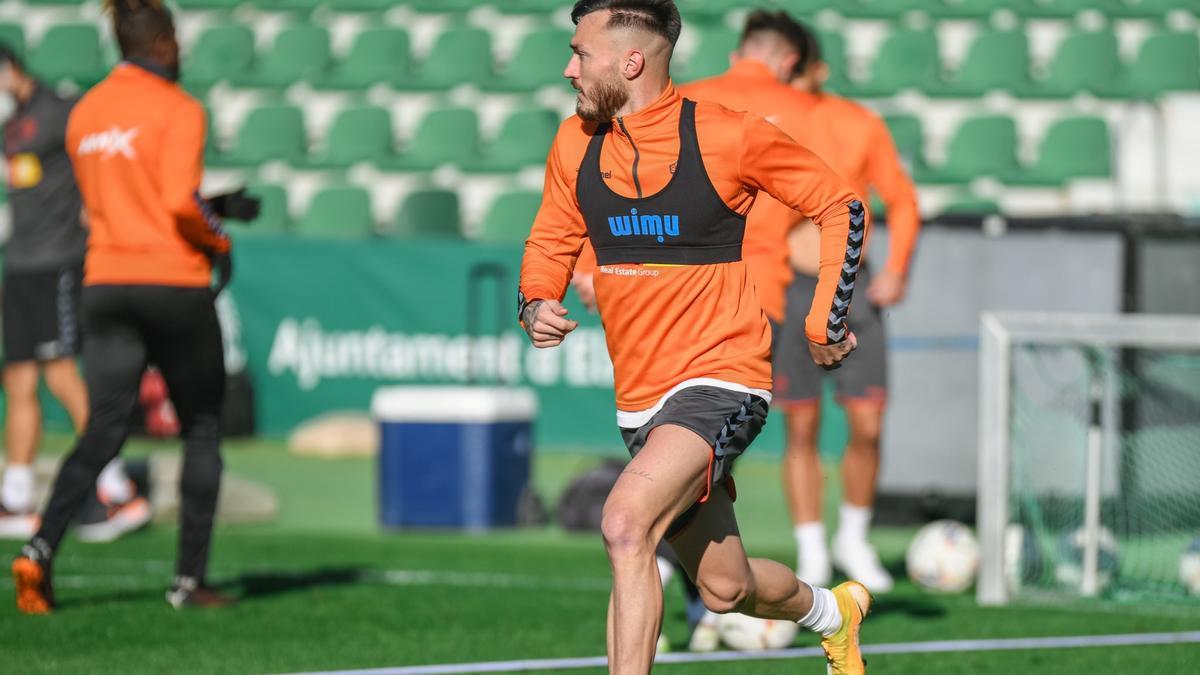 El crevillentino Josan en el entrenamiento de ayer en el estadio Martínez Valero.