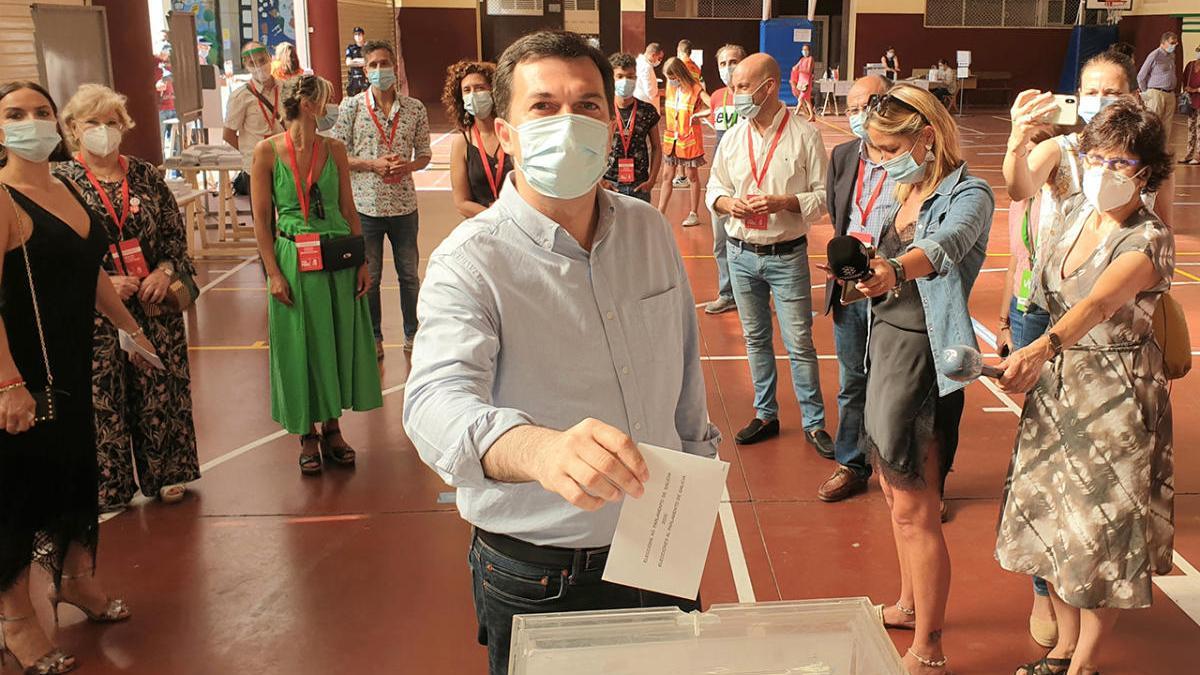 Gonzalo Caballero deposita su voto en Vigo
