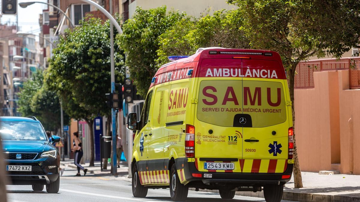 Una ambulancia SAMU circula por las calles de Alicante, en foto de archivo.