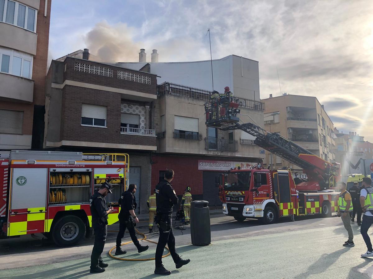 Incendio en una casa de Santiago el Mayor, esta tarde.