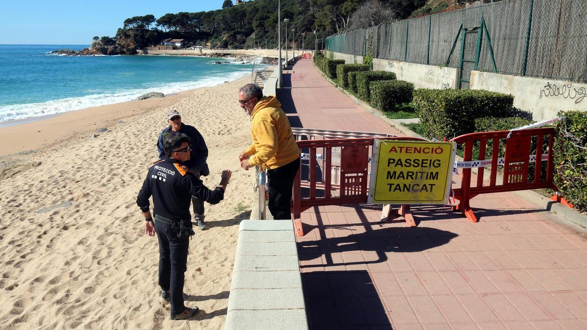 El tram tancat del passeig de Fenals de Lloret de Mar arran del temporal.