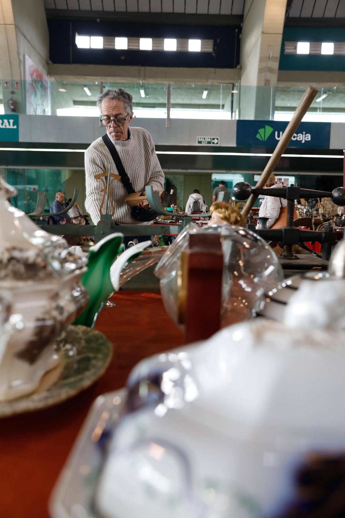 Larga cola en la apertura de la Feria de Antigüedades