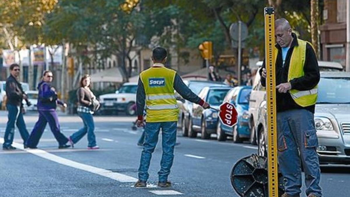 Controles del terreno frente al templo de la Sagrada Família, ayer.