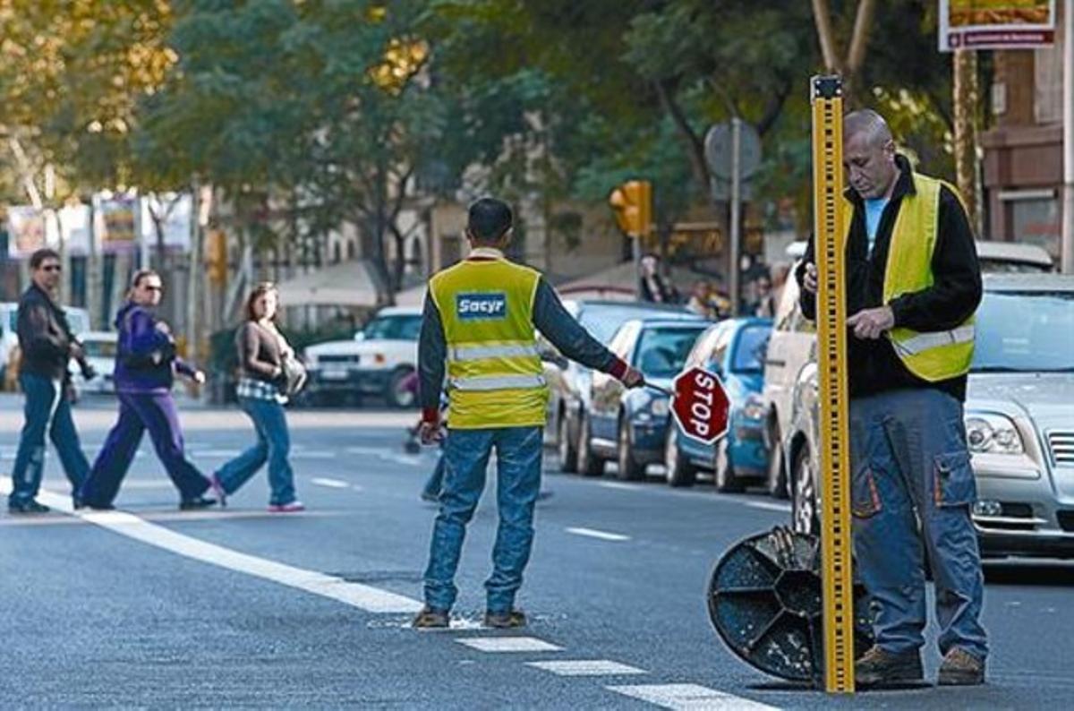 Controls del terreny davant del temple de la Sagrada Família, ahir.