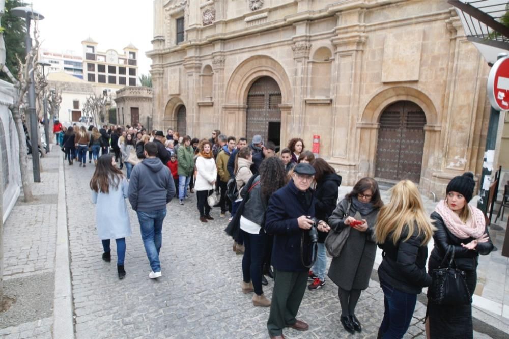 Reparto de pasteles de carne en la plaza del Romea