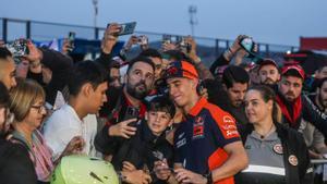 Pit walk de aficionados en el arranque del Gran Premio de motociclismo en Cheste