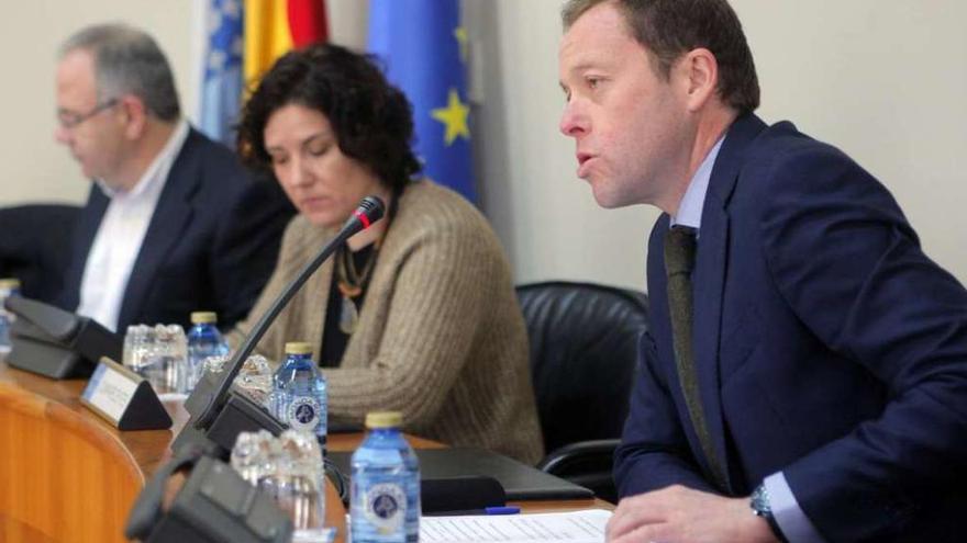 El director xeral de Política Financieira, ayer, en la Comisión de Economía del Parlamento. // Xoán Álvarez