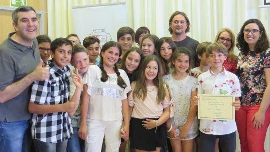 Los concejales con parte de los alumnos galardonados.