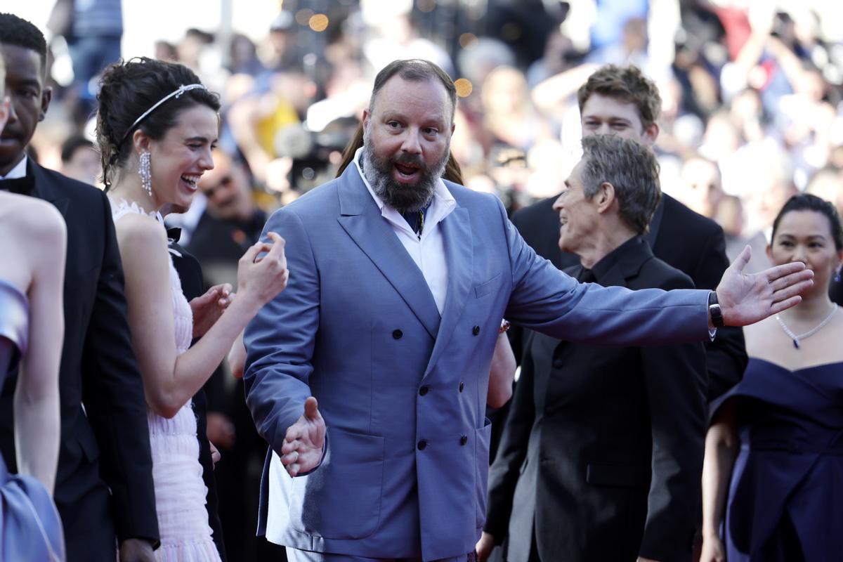  Yorgos Lanthimos y el elenco de su película 'Kind of kindness' hoy en Cannes.