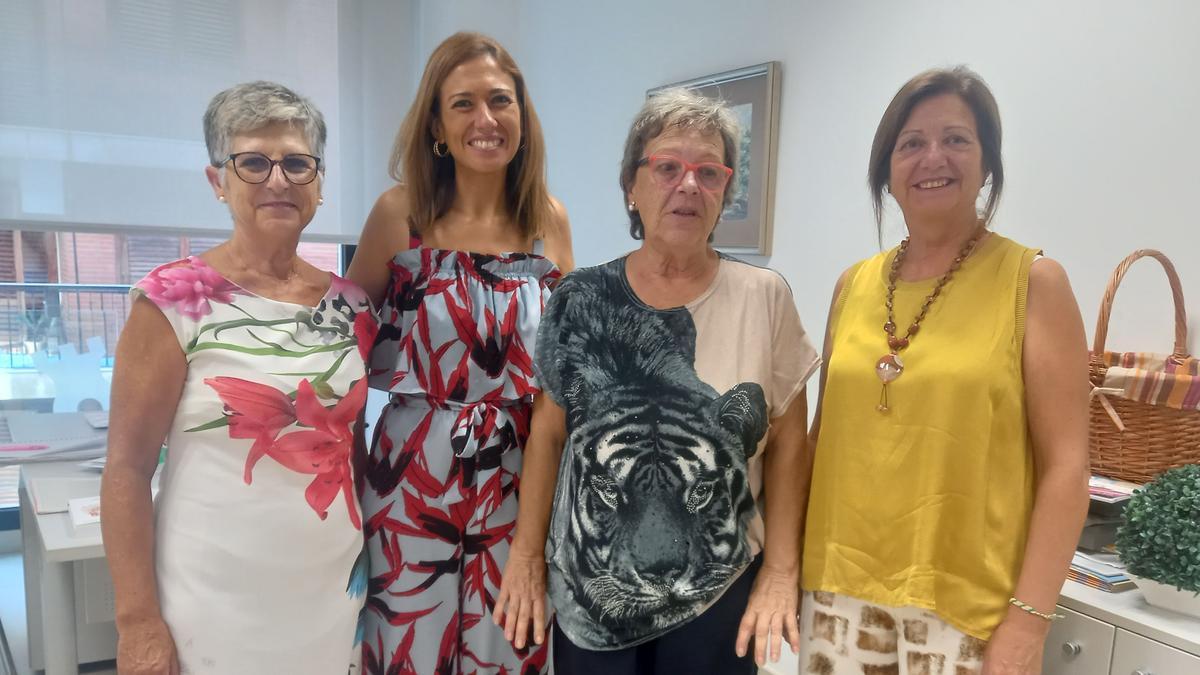 La alcaldesa de Almassora, María Tormo y la concejala de Bienestar Social, Eugenia Martinavarro, junto a responsables del Banco de Alimentos.