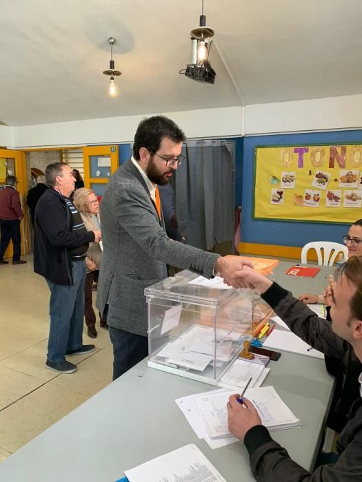Ignasi Candela, número uno de Més Compromís, vota en Crevillent.