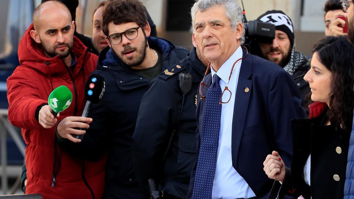 Foto de archivo del expresidente de la Federación Española Ángel María Villar (2d), a su llegada a la Audiencia Nacional para declarar como investigado por el caso Soule, el 28 de febrero de 2018. EFE/ Fernando Alvarado
