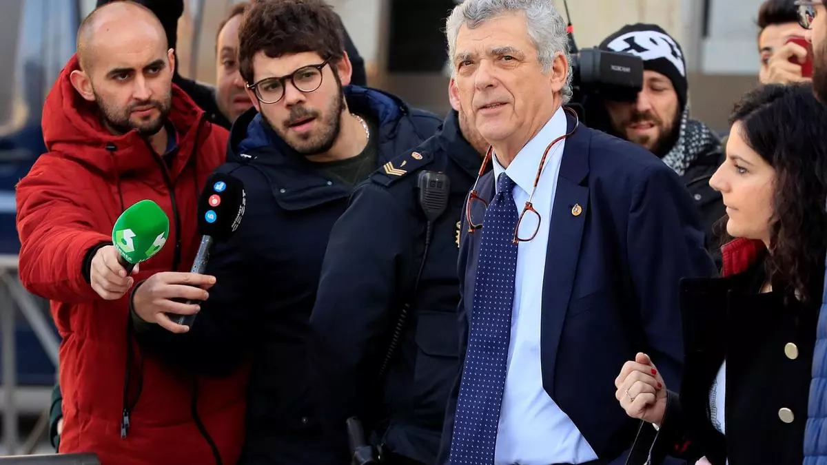 Fiscal赤a pide 15 a?os y medio para el expresidente de la Federaci車n de F迆tbol ?ngel Villar