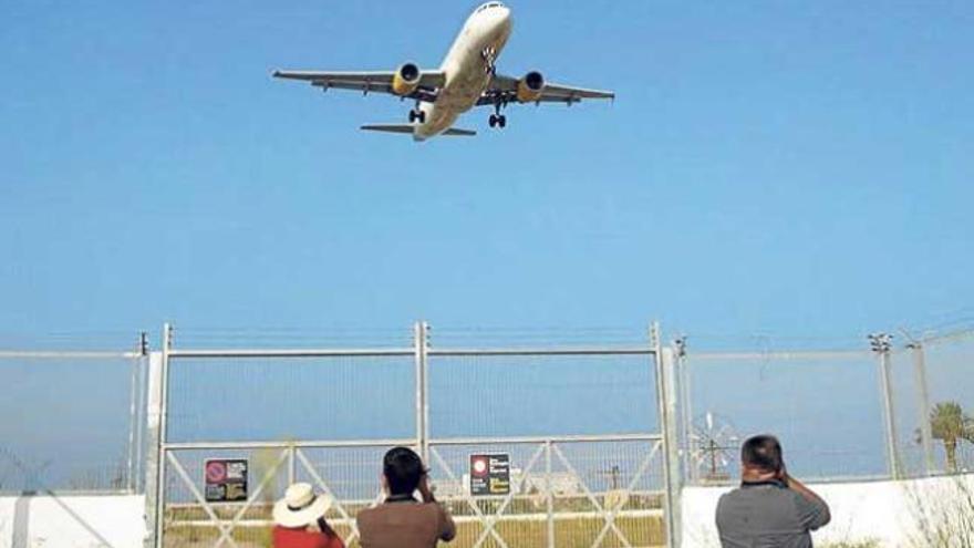 Tres ´spotters´ en el aeropuerto de Ibiza.