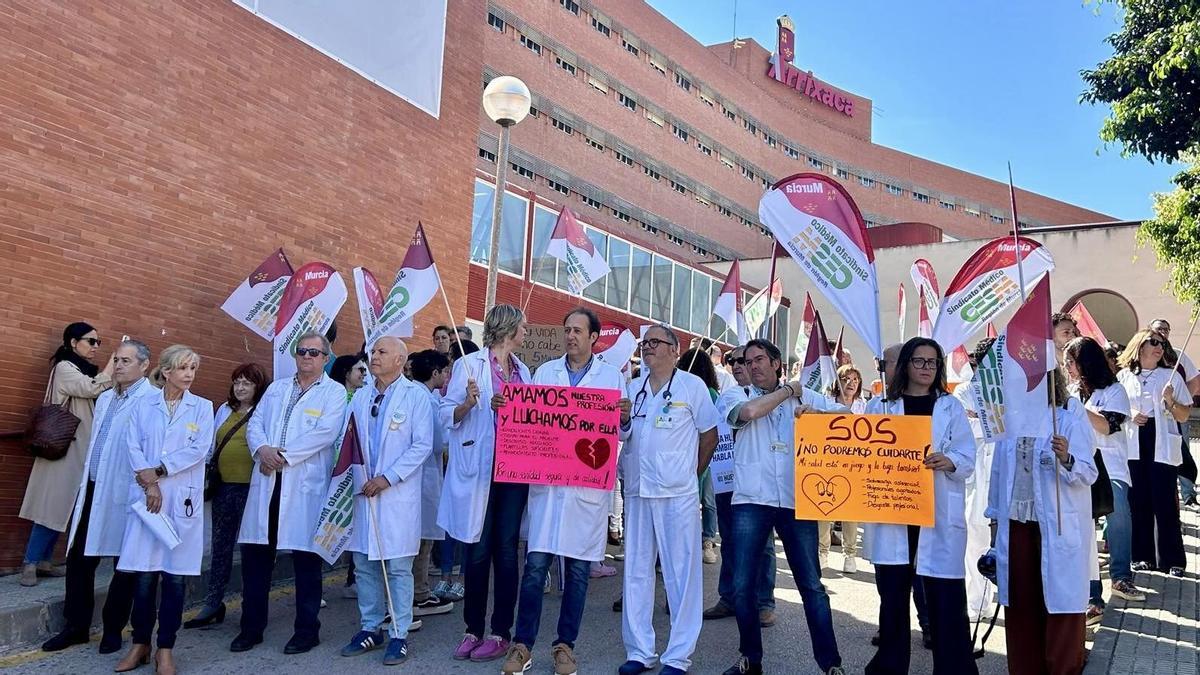 Un momento de la movilización de facultativos este lunes en el exterior del Virgen de la Arrixaca.