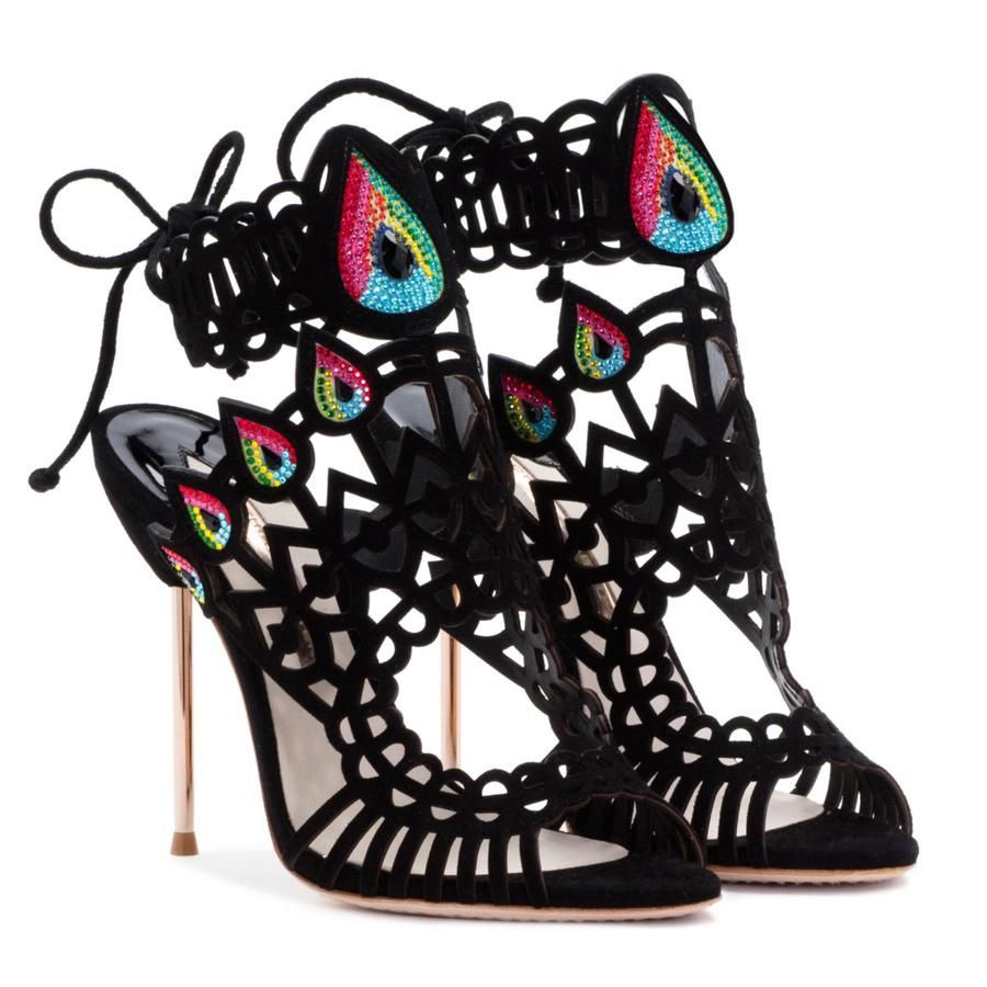 Zapatos de invitada: sandalias troqueladas