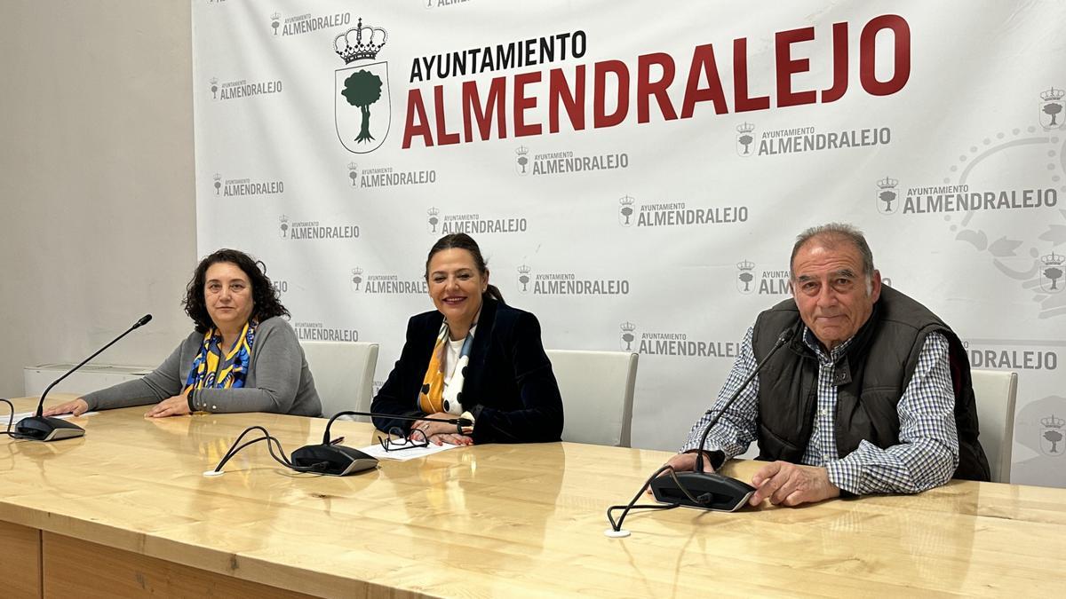 Marisa Díaz, Josefina Barragán y José Ángel Calero presentan el Mayo Enológico.