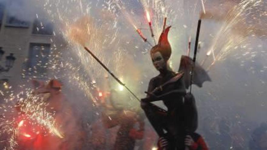 El Grau festeja  Sant Antoni con la «trobada de bestiari»