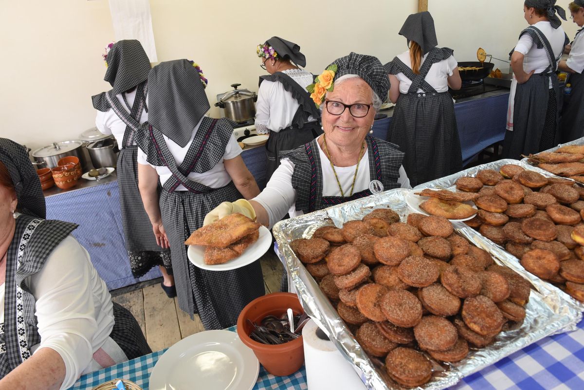 Una mujer muestra una gran bandeja de paparajotes en la apertura de barracas de años anteriores.
