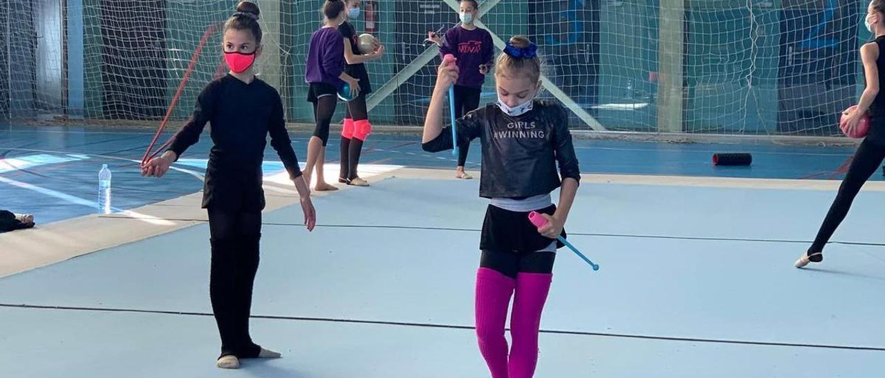 Niñas entrenando en el pabellón del polideportivo Rudy Fernández Génova