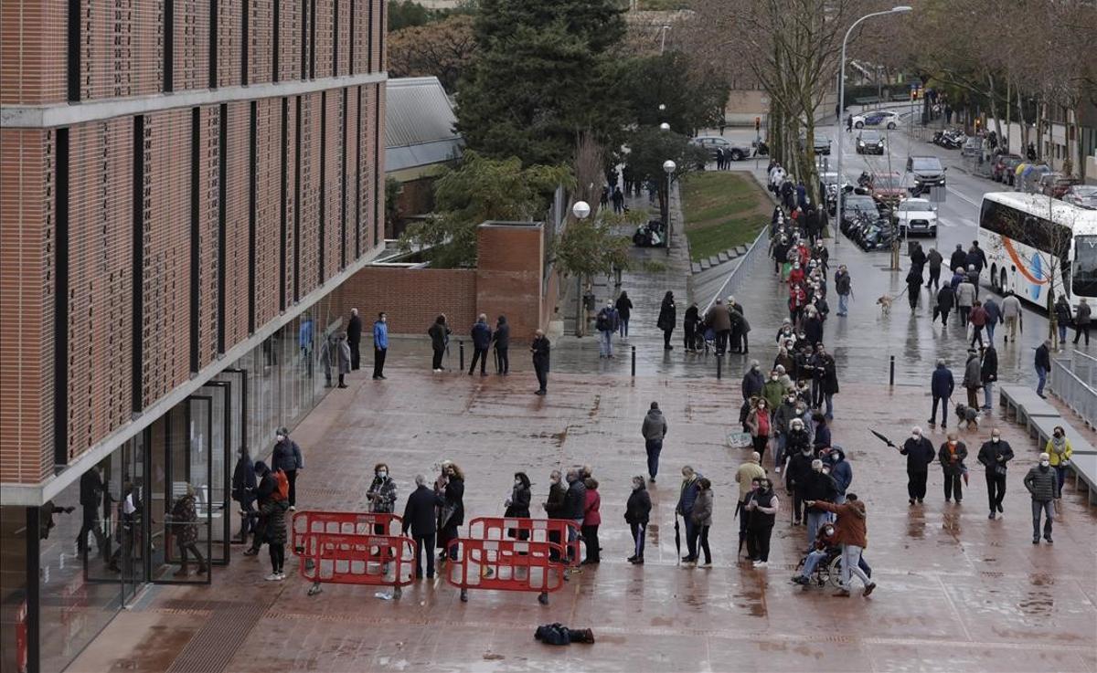 Largas colas para acceder al Poliesportiu Camp del Ferro de Sant Andreu, habilitado como colegio electoral.