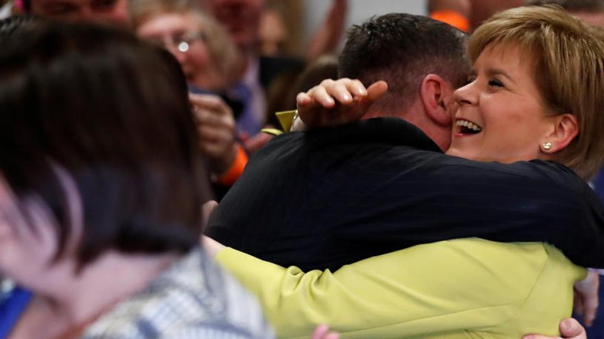 Nicola Sturgeon, lideresa del SNP, celebra los resultados.