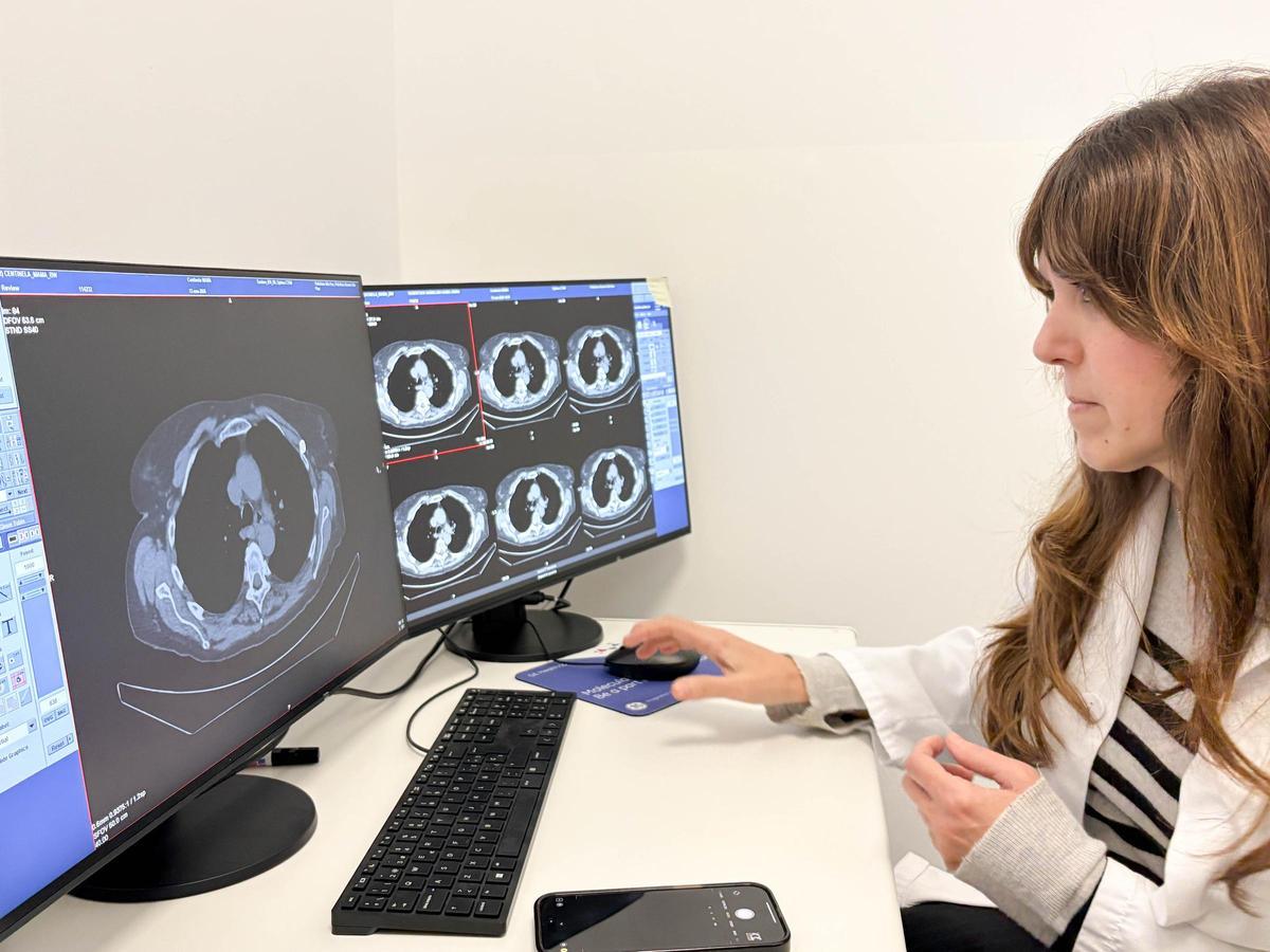 La doctora Pilar María, especialista en Medicina Nuclear, revisa las imágenes de un paciente tras la prueba SPECT-CT.