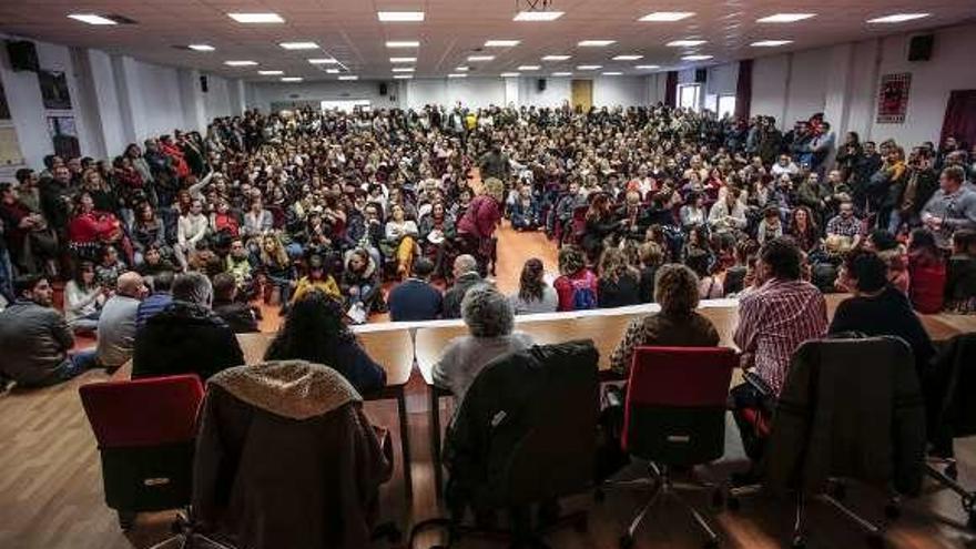 La asamblea de los trabajadores de los supermercados que se celebró en Oviedo.