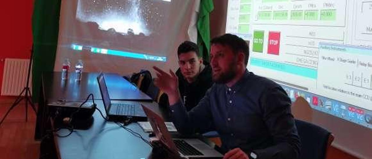 El alumno Borja Nodal y el astrofísico Simón Díaz, conectando con un telescopio profesional en Chile, ayer, desde el instituto cangués.