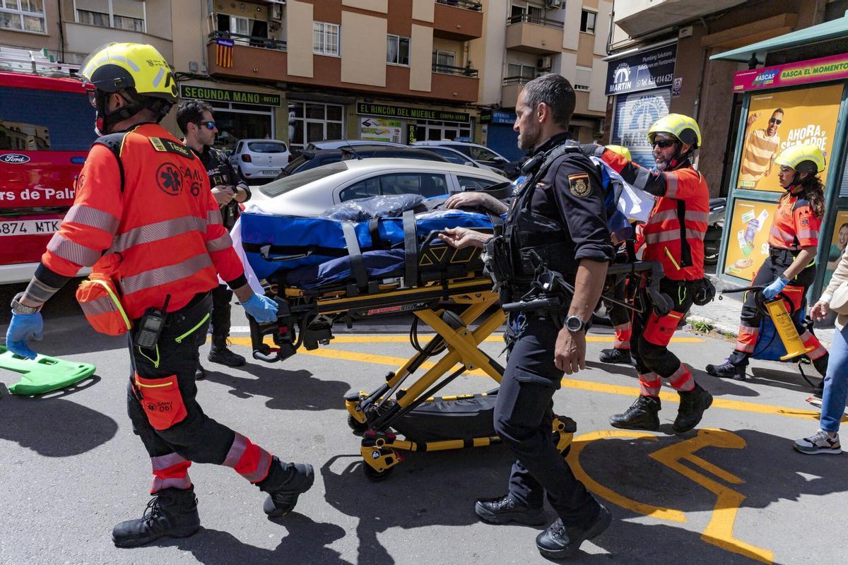 Angustioso rescate de un operario atrapado durante tres horas en el hueco de un ascensor en Palma