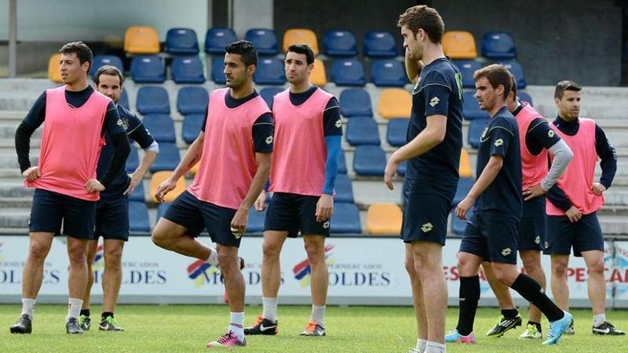 Un momento de un entrenamiento del Pontevedra en el estadio municipal de Pasarón.