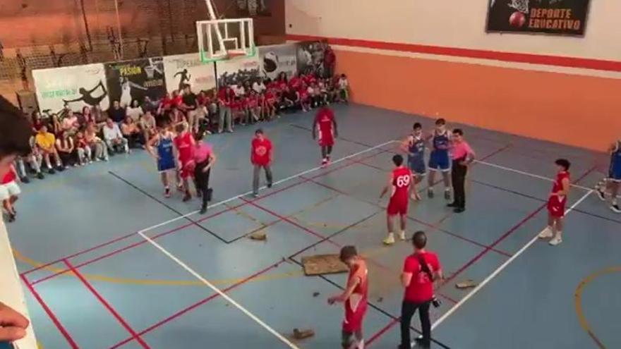 Lamentable: Se cae el techo de un pabellón y le da a un niño en la cabeza