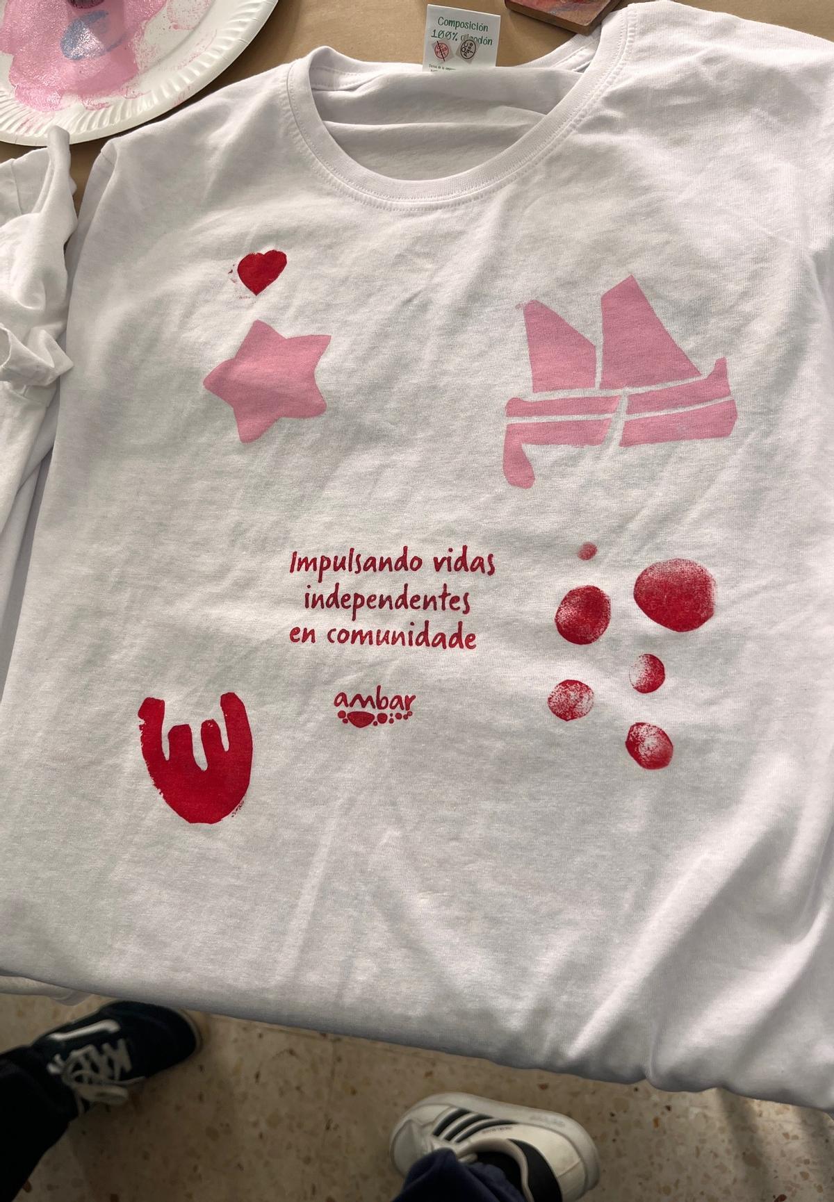 Camisetas con deseños propios da Asociación Ambar.