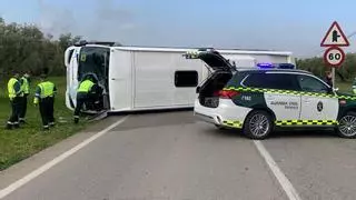 Cinco heridos leves en el vuelco de un autobús escolar en Cabra