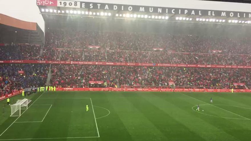 El Molinón celebra el gol de Carmona para el Sporting