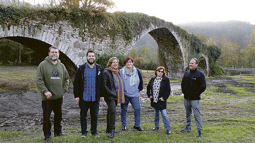 Por la izquierda, el vecino Arturo Rodríguez, Rubén Rosón, Ana Taboada y los vecinos Carmen Barbosa, Maxi Llaneza y Bruno Barbosa, ayer, junto al puente del conjunto histórico de Olloniego.