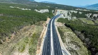 Una colisión frontal obliga a cortar la A-21 en Sigués: hay tres heridos graves y uno leve