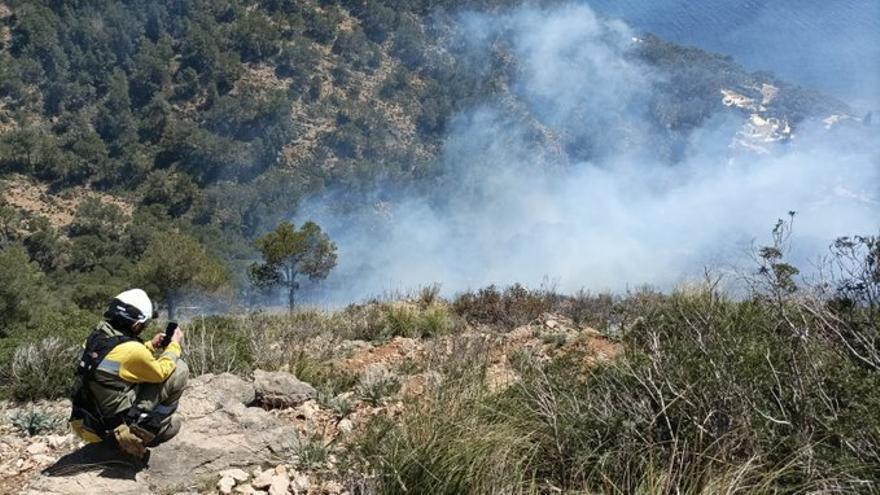 El incendio forestal de Costa de los Pinos se ha originado en una quema durante la limpieza del Torrent dels Morts