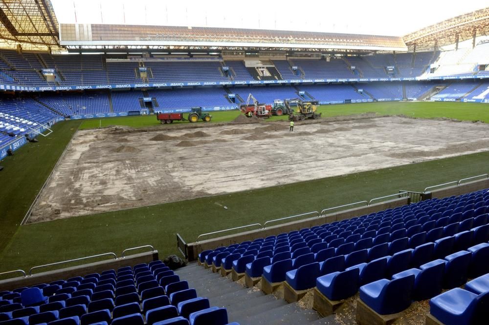 Riazor renueva su césped