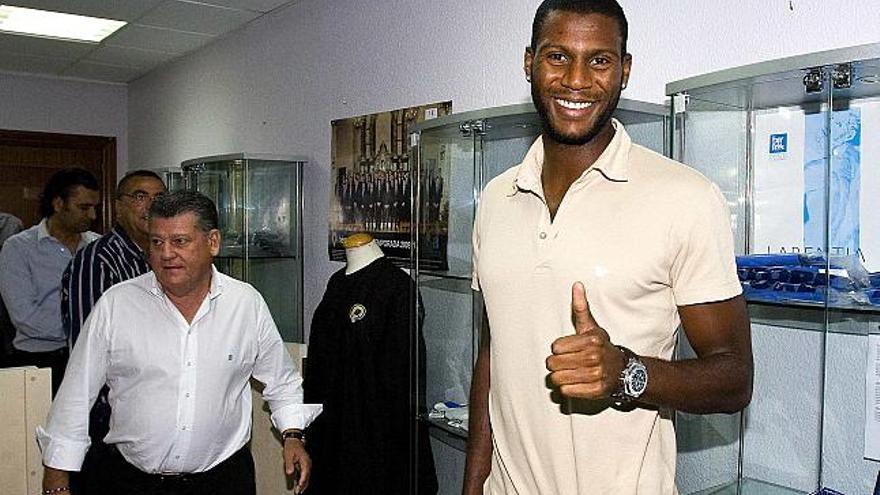 Olivier Thomert, muy sonriente, tras comprometerse ayer con el Hércules por una temporada.