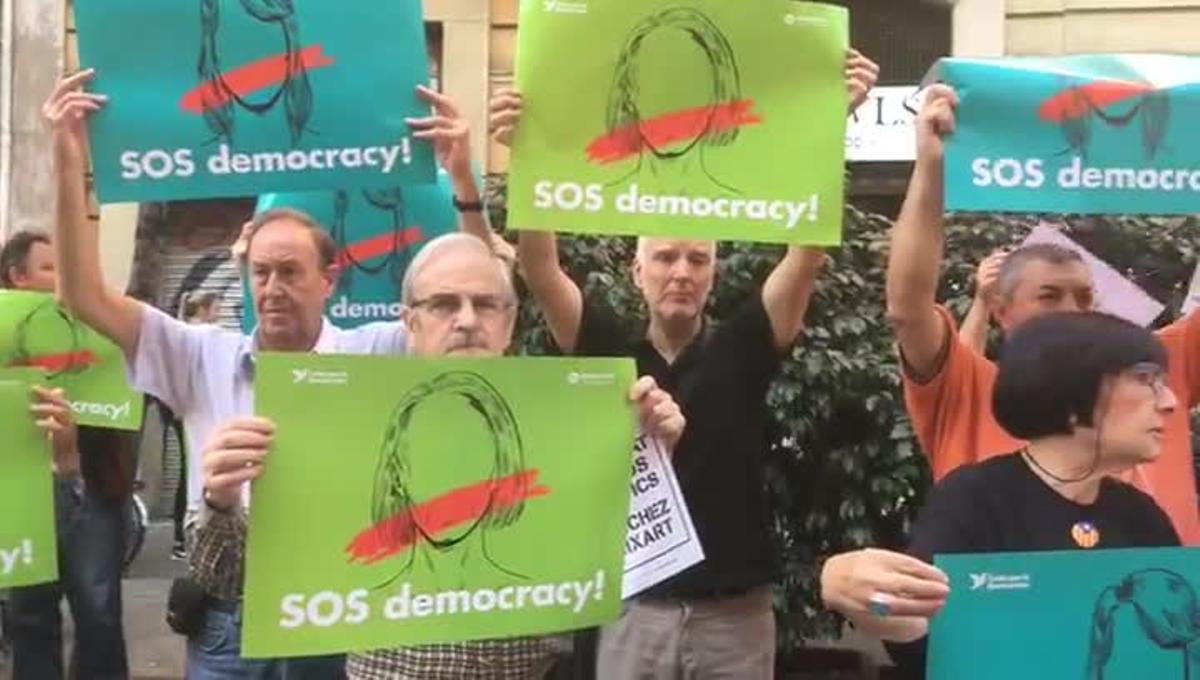 Concentració entre la Gran Via i el carrer Balmes sol·licitant la llibertat de Cuixart i Sànchez.