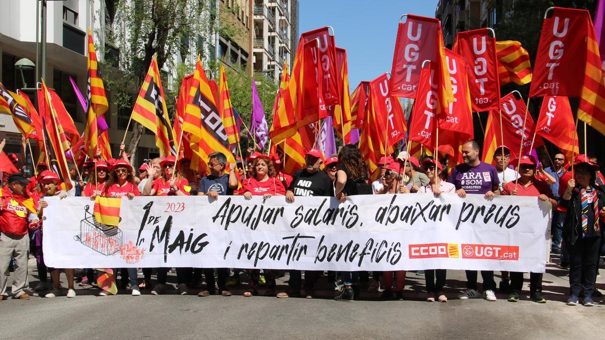 La capçalera de la manifestació del Primer de Maig, amb els representants sindicals de CCOO i UGTsubjectant la pancarta, durant la manifestació feta a Tarragona