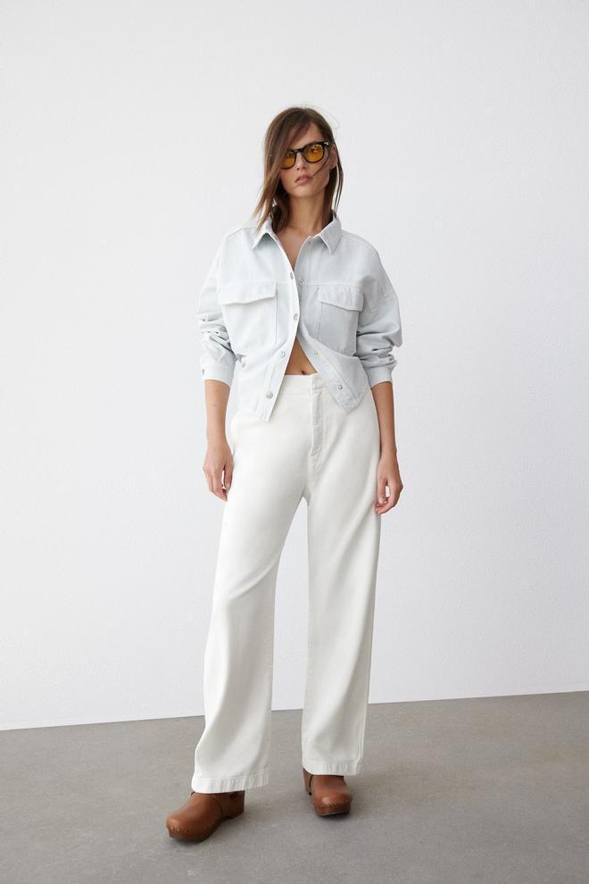 La modelo de Zara combina los zuecos de cuero con una sobrecamisa y un pantalón blanco
