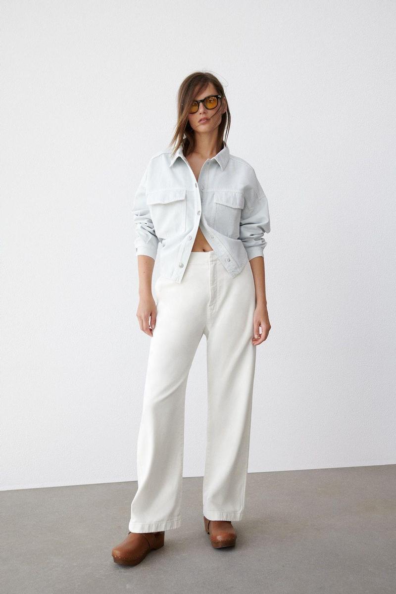 La modelo de Zara combina los zuecos de cuero con una sobrecamisa y un pantalón blanco