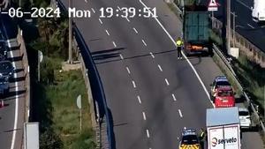 Accidente en la AP-7 en Cerdanyola del Vallès que obliga el corte total de la autopista en sentido norte