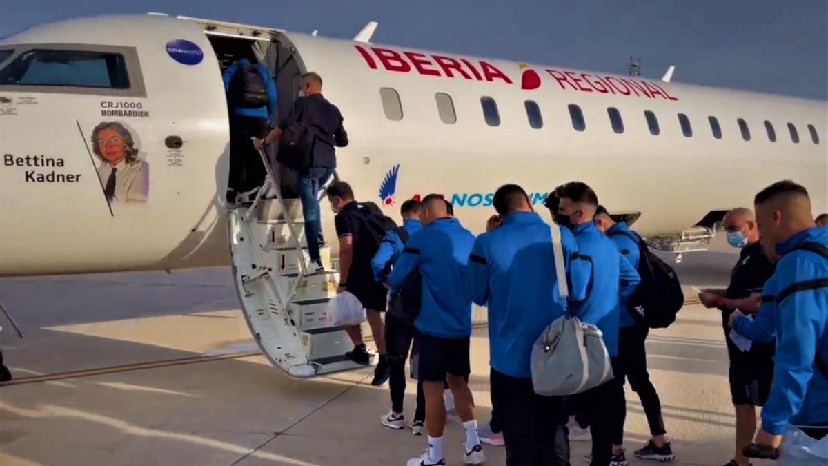 Los jugadores del Hércules embarcan en el avión que les ha trasladado hasta Ibiza antes de subirse al ferri.