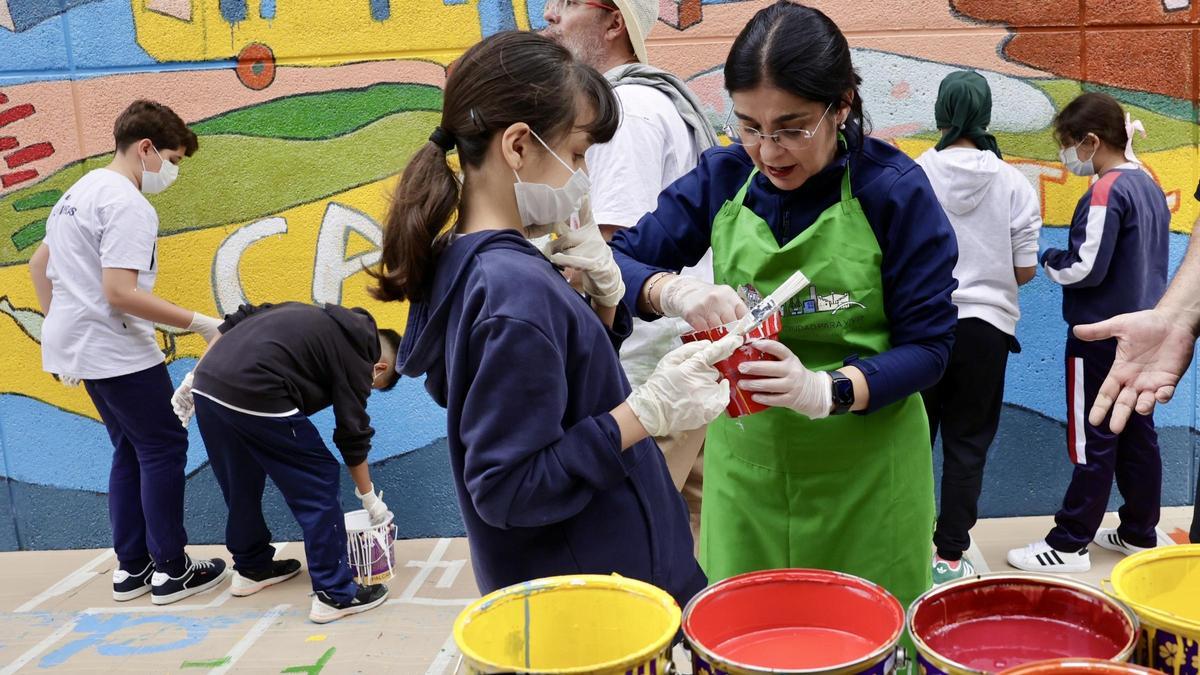 La alcaldesa se une al alumnado del CEIP Alcaravaneras en la restauración del mural de su fachada