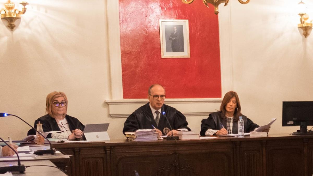 El expresidente de la Audiencia, Jesús Pérez Serna, en un juicio junto a las magistradas Esther González y Ana Descalzo