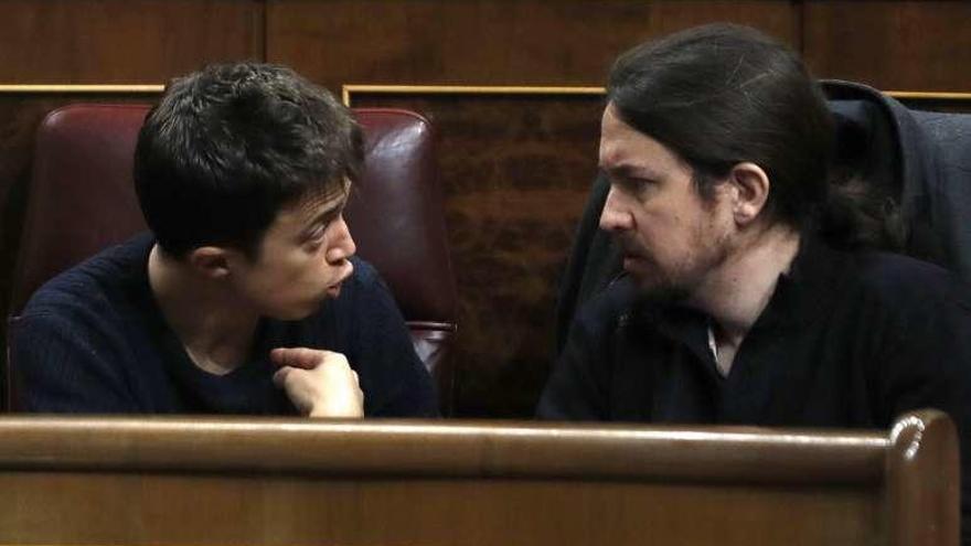 Íñigo Errejón discute con Pablo Iglesias, ayer en el Congreso. // Efe