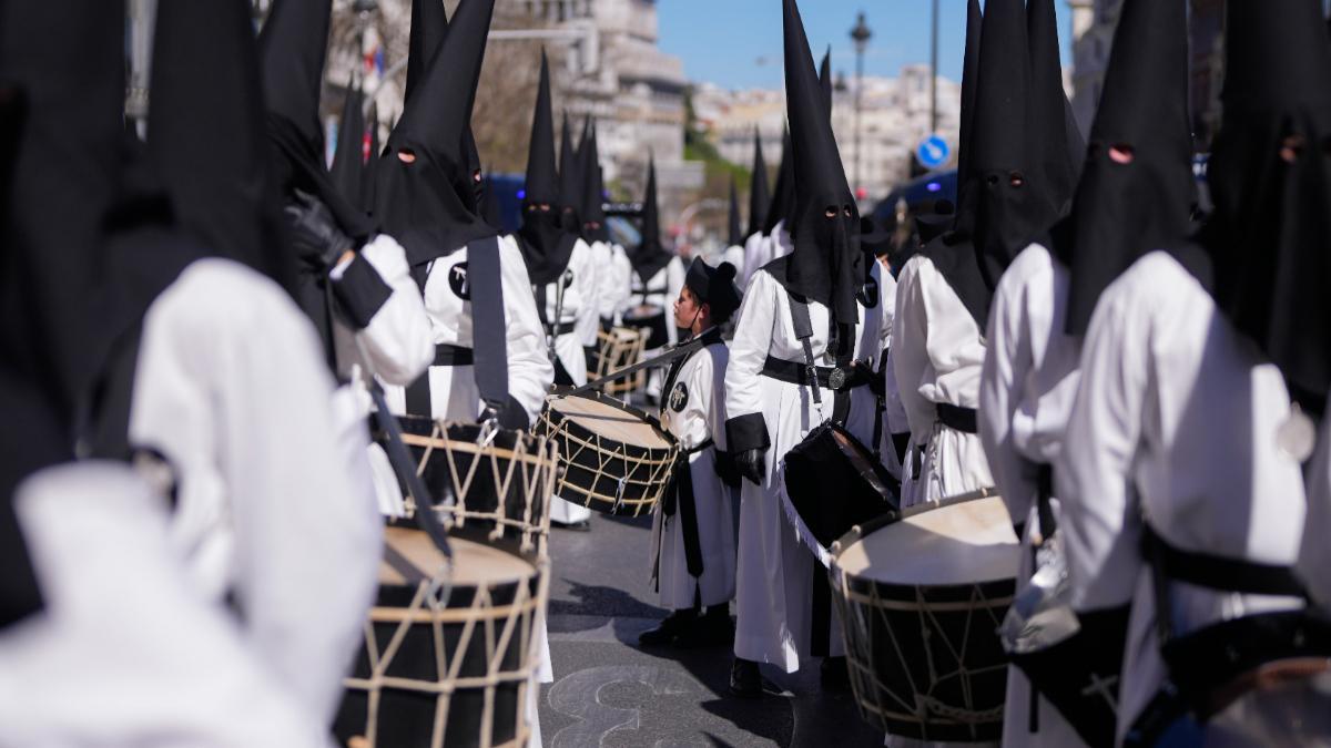 Vista de un momento de la procesión de la Soledad y el Desamparo este Sábado Santo en Madrid.